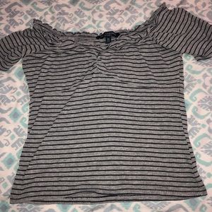 Off the shoulder and medium crop length😋